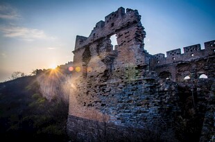 夕阳下的古老长城遗迹