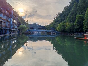 河畔小镇黄昏美景
