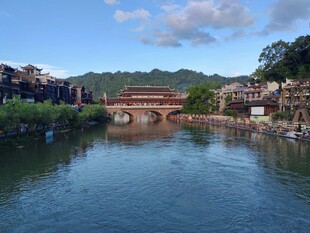 湘西凤水乡美景古朴建筑映于河