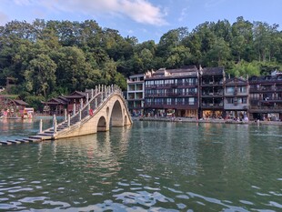 水上廊桥旁的临水建筑群