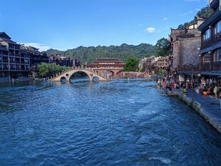 河畔石桥边的美丽风光