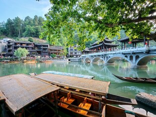 湘西水乡古桥旁的船只