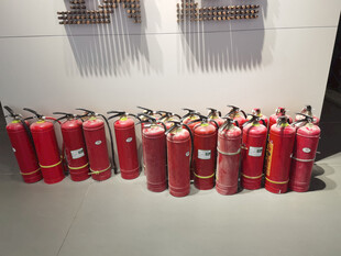 一排红色灭火器陈列展示