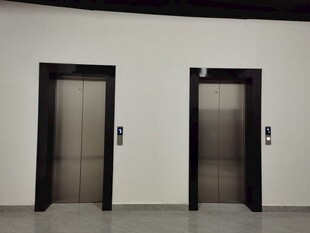 双电梯并立式现代空间