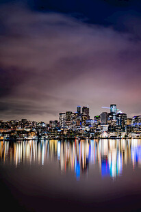 城市夜景倒映于平静水面