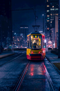 城市夜中行驶的有轨电车