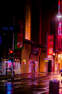 雨夜街头霓虹闪烁景象