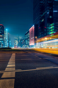 城市夜景中的空旷道路