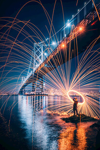 桥上光绘秀璀璨夜之景