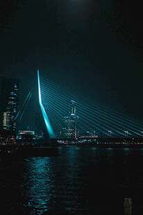 鹿特丹伊拉斯谟斯大桥夜景