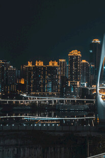 城市夜景中的璀璨建筑群
