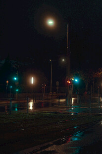 雨夜街头的路灯与积水