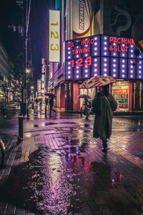 雨夜都市街头行人身影