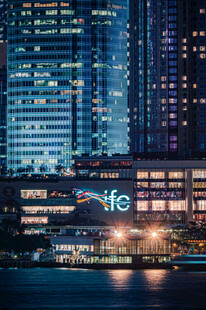 城市夜景中的鲜亮建筑标识