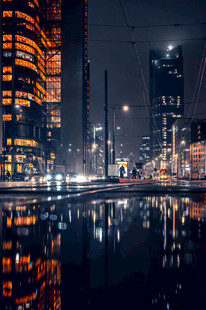 城市夜景下的璀璨水面风光