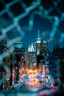 城市夜景中的繁华街道