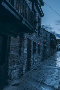雨夜古巷静谧的石板路