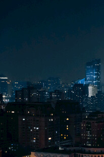 城市夜景灯火璀璨的天际线