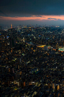 夜幕下璀璨的城市景观