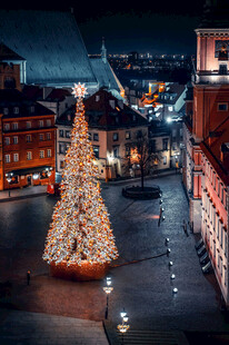 夜晚璀璨圣诞树点亮广场