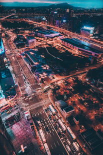 城市夜景中的繁华交通