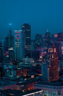 夜幕下的繁华都市景观