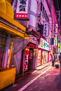 霓虹闪烁的城市夜间小巷