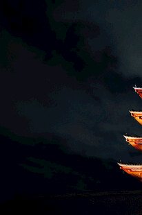 夜空下的发光物体