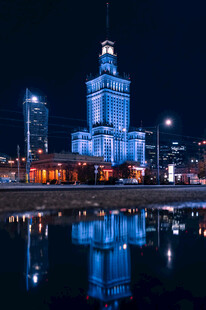 夜晚灯火辉煌的城市建筑