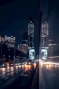 城市夜景下的繁华街道