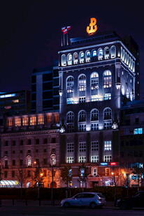 夜晚繁华都市中的建筑