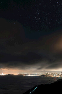 夜幕下城市与星空的美景