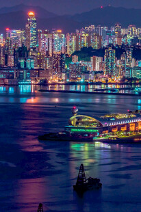 香港璀璨夜景中的渡轮