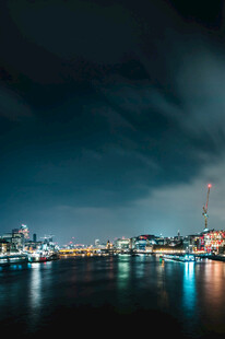 城市夜景湖畔璀璨灯光