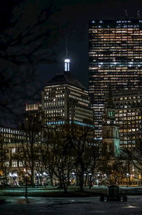 城市夜景中的灯火高楼