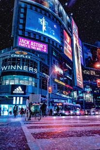 繁华城市夜景璀璨商业街