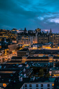 夜幕下的城市璀璨景观