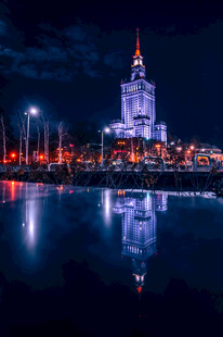 夜晚城市建筑的美丽倒影