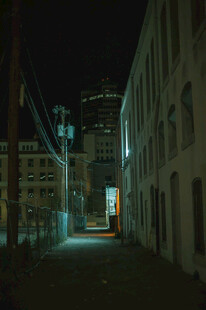 昏暗小巷中的城市夜景