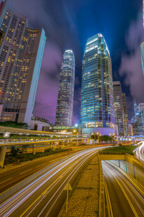 都市夜景中的车流与高楼