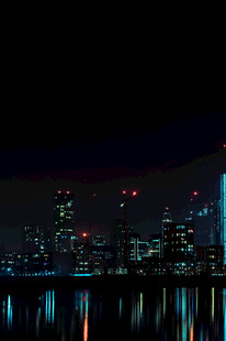 城市璀璨夜景倒映水面