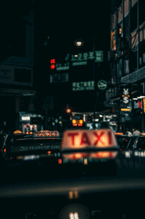 夜晚街头的出租车景象