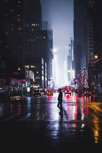 雨夜都市街头行人景象