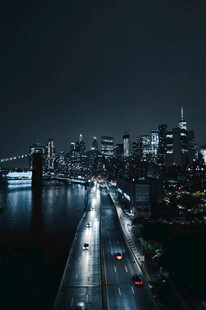 城市夜景中的繁忙公路