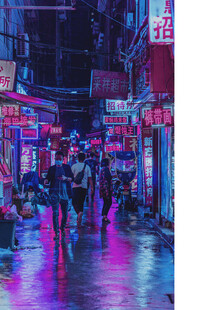霓虹夜巷中的行人身影