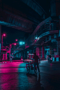 霓虹夜色下的街头景象
