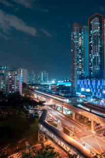 城市夜景中的繁华交通景象