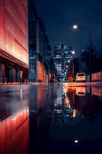 城市雨夜倒影中的璀璨夜景