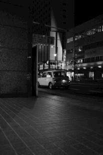 夜晚城市街道的静谧景象