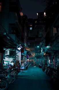 夜晚街头的静谧景象